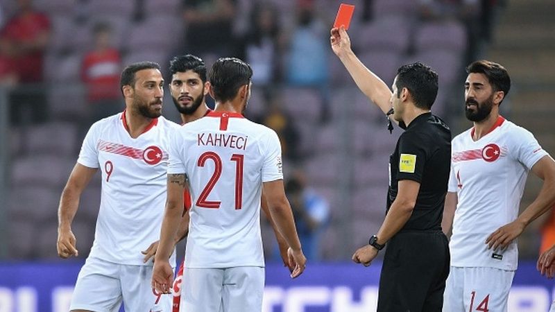 Penyerang Turki, Cenk Tosun, langsung diberi kartu merah oleh wasit, Sabtu (02/06/18). Copyright: © Getty Images