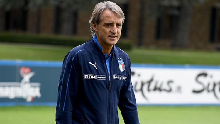 Roberto Mancini, pelatih Timnas Italia saat dalam latihan. Copyright: © INDOSPORT