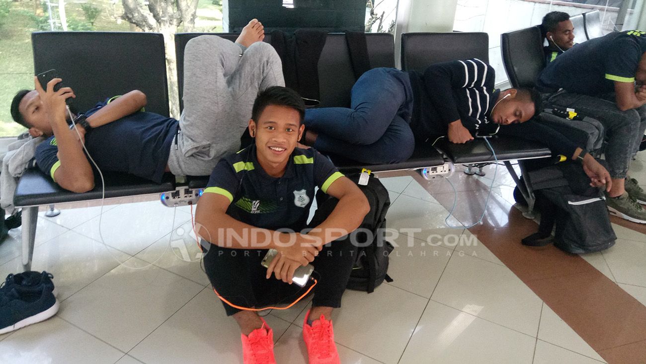 Pemain PSMS Medan, Fredyan Wahyu (duduk) saat beristirahat di Bandara Soekarno Hatta, Sabtu (02/06/18). Copyright: © Kesuma Ramadhan/Indosport.com