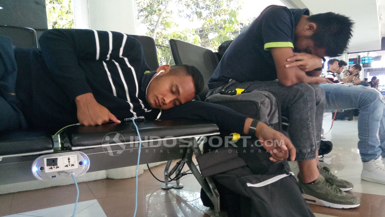 Pemain Sepakbola PSMS Medan lebih memilih tidur di Bandara karena lelah. Copyright: © Kesuma Ramadhan/Indosport.com