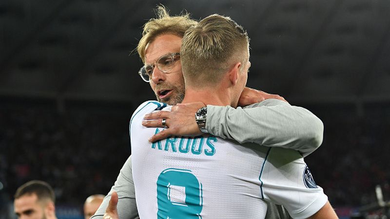 Jurgen Klopp saat memeluk Toni Kroos pasca final Liga Champions 2017/18. Copyright: © Getty Images