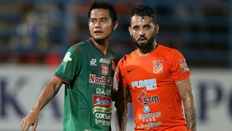 Bek PSMS Medan Muhammad Robby (kiri) menempel ketat striker Borneo FC Marlon Silva (kanan). Copyright: © Twitter/@PusamaniaBorneo