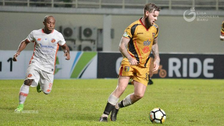 Gelandang Mitra Kukar, Danny Guthrie, ingin membela Persija Jakarta. Copyright: © liga-indonesia.id