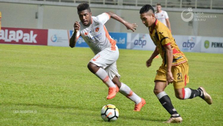 Bek Mitra Kukar Dedi Gusnawan saat berduel dengan pemain Perseru. Copyright: &copy; liga-indonesia.id