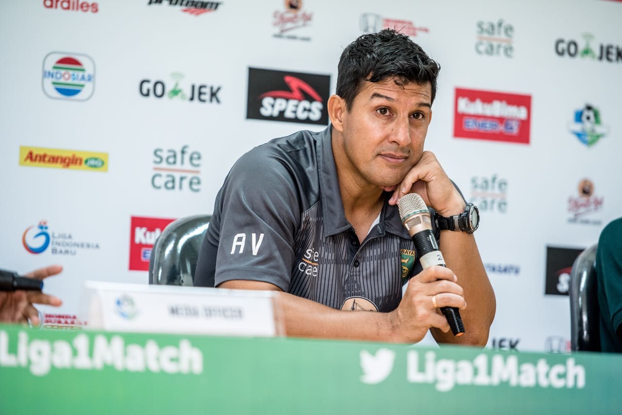 Pelatih Persebaya, Alfredo Vera ketika press conference usai pertandingan melawan Persipura (29/05/18). Copyright: © Media Persebaya