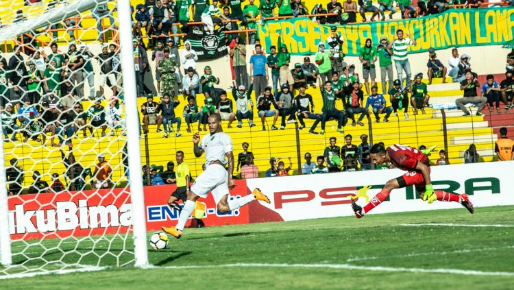 Pemain Persebaya, David da Silva berhasil mencetak gol ke gawang PS TIRA (13/04/18). Copyright: © Media Persebaya