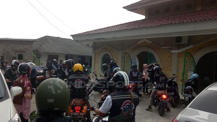 Kegiatan sosial komunitas motor Kawasaki Retro Riders W175 Jakarta di Masjid Jami Al Hikmah, Jagakarsa, Jakarta Selatan. Copyright: © Annisa Hardjanti/INDOSPORT