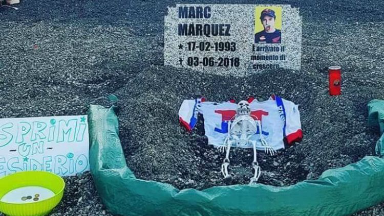 Suporter di Sirkuit Mugello membuat 'kuburan' untuk Marc Marquez di MotoGP Italia 2018. Copyright: © Tuttomotoriweb