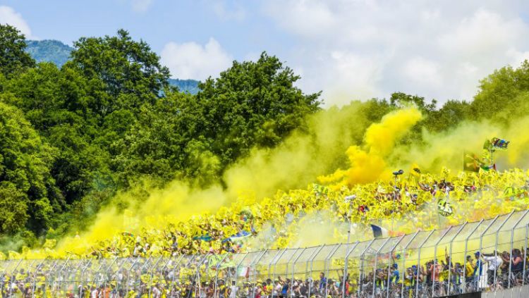 Suporter Valentino Rossi yang memenuhi Sirkuit Mugello. Copyright: © fanclubvalentinorossi.net