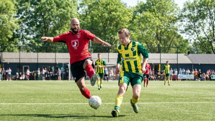 Striker VV Pelikaan S Sergio van Dijk berduel dengan pemain Groen Geel. Copyright: © dekrantnieuws.nl