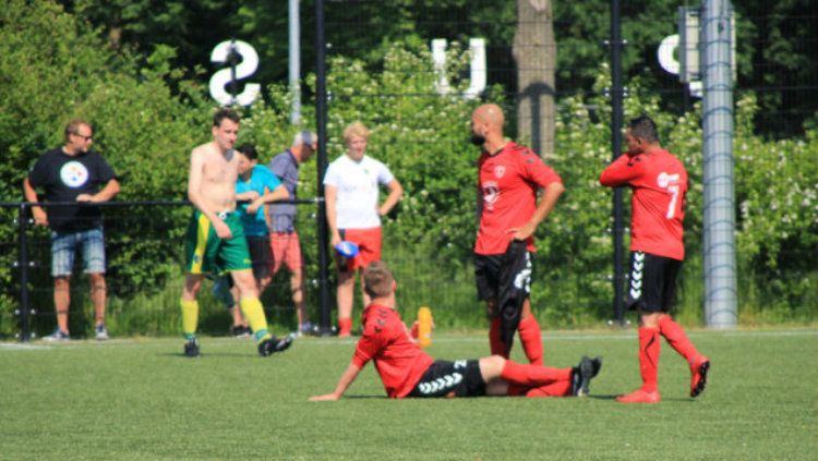 Striker VV Pelikaan S Sergio van Dijk tampak lesu usai kalah. Copyright: © tweenul.nl