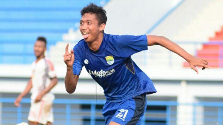 Penggawa Persib Bandung U-19, Ilham Qolba saat akan melakukan selebrasi. Copyright: © Twitter@persib
