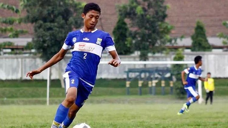 Ilham Qolba saat menggocek bola dari lawan. Copyright: © Twitter@persib