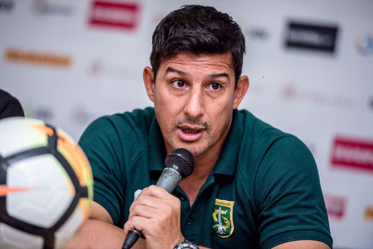 Alfredo Vera saat pre match press conference laga Persija vs Persebaya, Sabtu (02/06/18). Copyright: © Media Persebaya