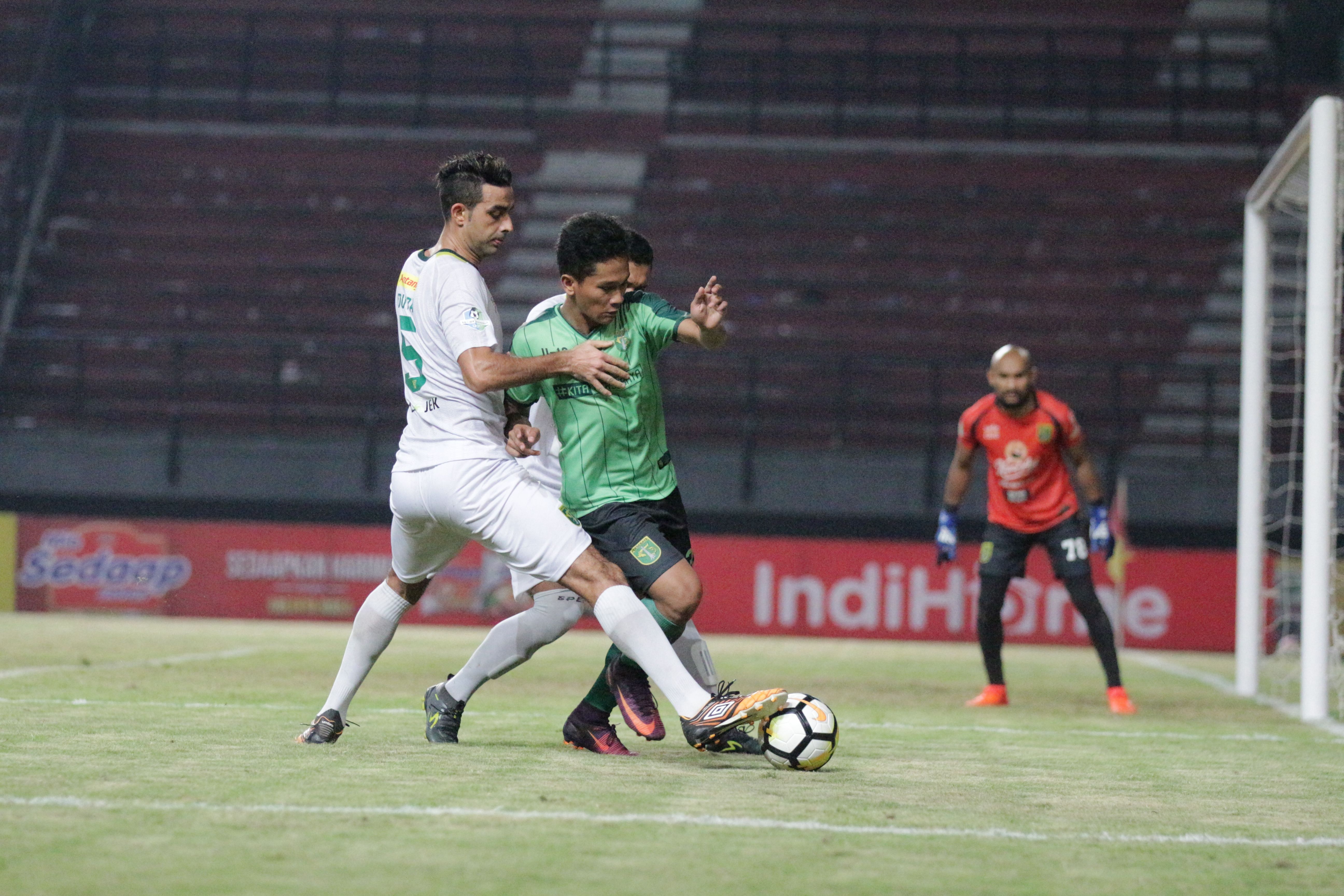 Otavio Dutra (kiri) saat beraksi dengan Persebaya. Copyright: © Media Persebaya