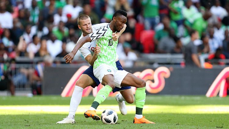 John Obi Mikel (kanan)  dan Eric Dier (kiri) berebut bola dalam laga persahabatan Inggris vs Nigeria, Sabtu (03/06/18) waktu setempat.  Copyright: © Getty Images