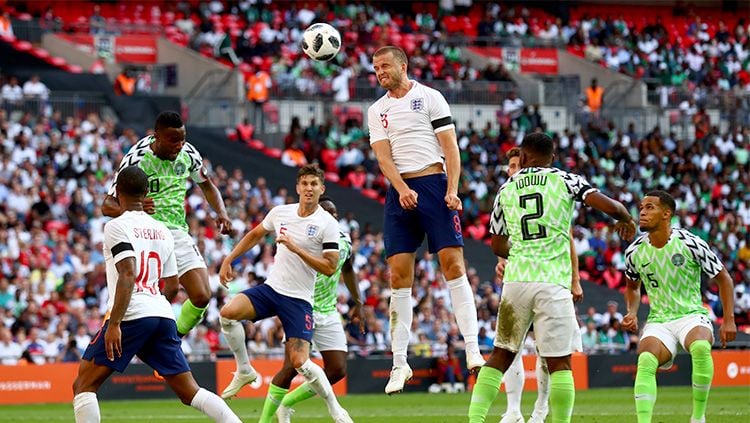 Pemain Inggris, Eric Dier, menyundul bola ke arah gawang Nigeria dalam laga persahabatan kedua tim di Wembley, London, Sabtu (02/06/18).  Copyright: © Getty Images