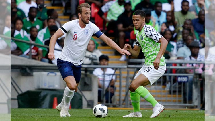 Harry Kane (kiri) berhadapan dengan pemain Nigeria, William Troost Ekong (kanan). Copyright: © Getty Images