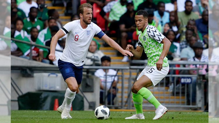 Harry Kane (kiri) berduel dengan William Troost Ekong (kanan) dari Nigeria. Copyright: © Getty Images