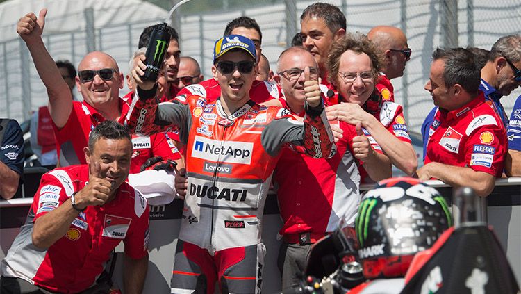 Jorge Lorenzo bersama dengan tim Ducati. Copyright: © Getty Images