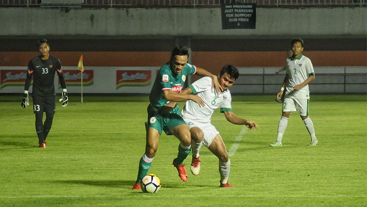 Peman Timnas U-19, M. Iqbal, berusaha merebut bola dari pemain PSS Sleman. Copyright: © Prima Pribadi/INDOSPORT