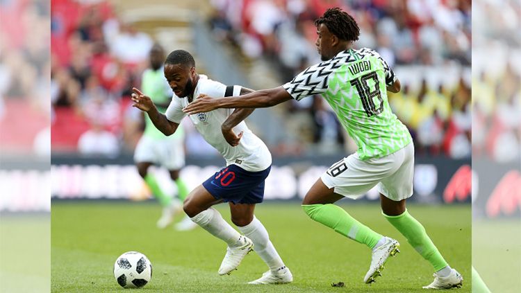 Rahem Sterling (kiri) sedang berusaha lepas dari pengawalan pemain Nigeria. Copyright: © Getty Images