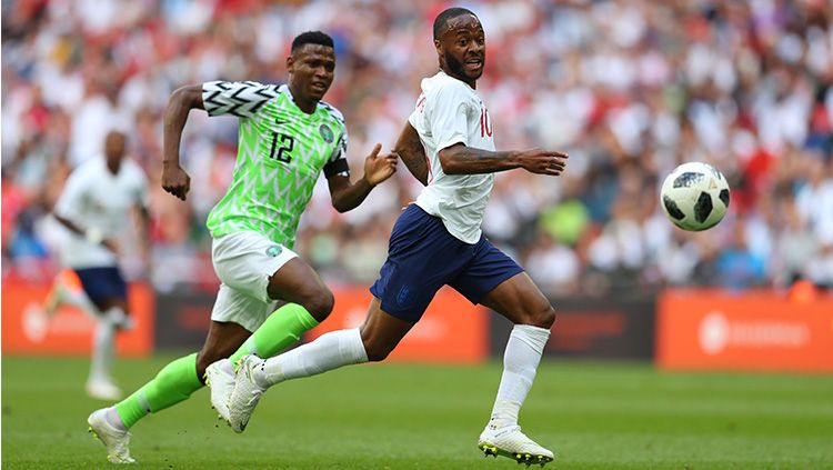 Pemain Inggris Raheem Sterling berduel di lini tengah kala menghadapi Nigeria. Copyright: © Getty Images