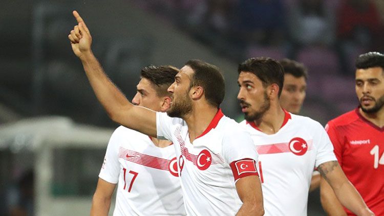 Cenk Tosun memberikan peringatan ke arah tribun penonton. Copyright: © Getty Images