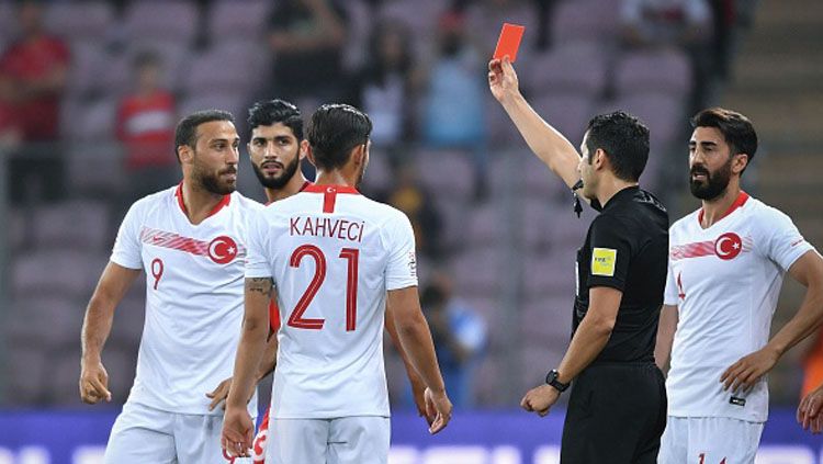 Cenk Tosun mendapat kartu merah dari wasit. Copyright: © Getty Images