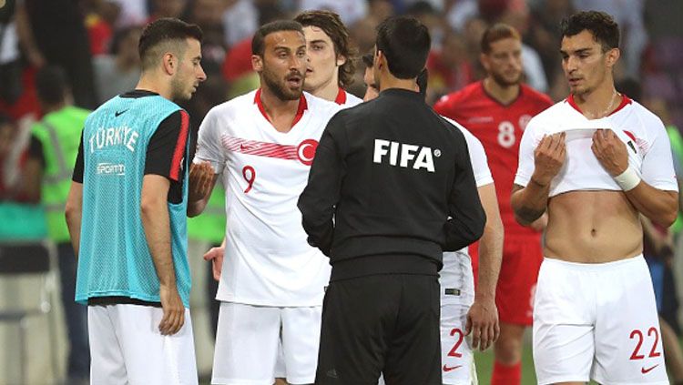 Cenk Tosun melayangkan protes ke wasit. Copyright: © Getty Images