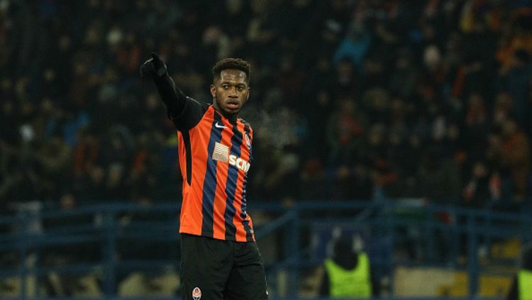 Gelandang Shakhtar Donetsk, Fred menunjuk sesuatu ke arah penonton. Copyright: © Getty Images