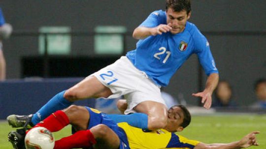 Timnas Italia berhadapan dengan Ekuador di laga Piala Dunia 2002. Copyright: © Football images