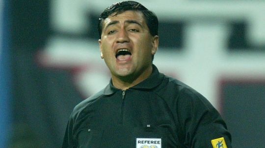 Byron Moreno menjadi wasit paling kontroversial di Piala Dunia 2002. Copyright: © BZ Berlin