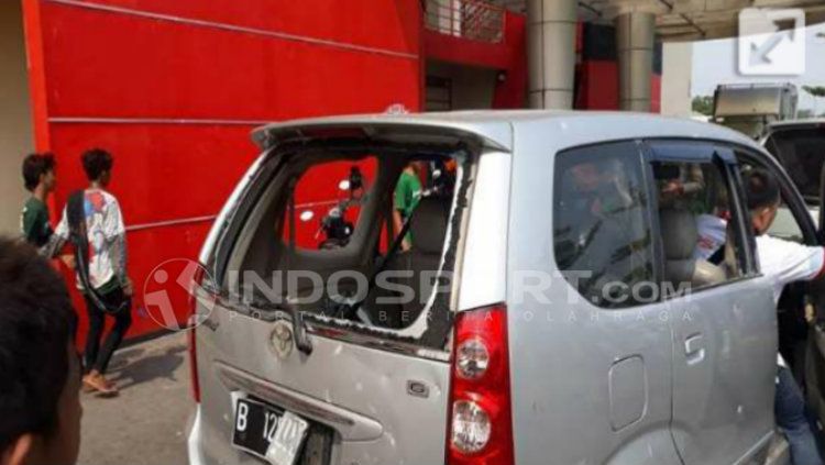 Mobil Sekretaris PS TIRA, Yandri, dirusak oknum suporter. Copyright: © Prima Pribadi/INDOSPORT