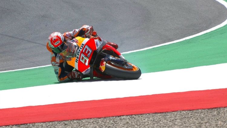 Detik-detik Marc Marquez mengalami kecelakaan di GP Italia. Copyright: © Twitter@MotoGP