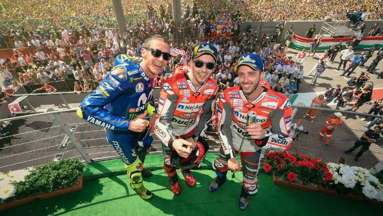 Valentino Rossi (kiri), Jorge Lorenzo (tengah), Andrea Dovizioso (kanan) di podium. Copyright: © Getty Images