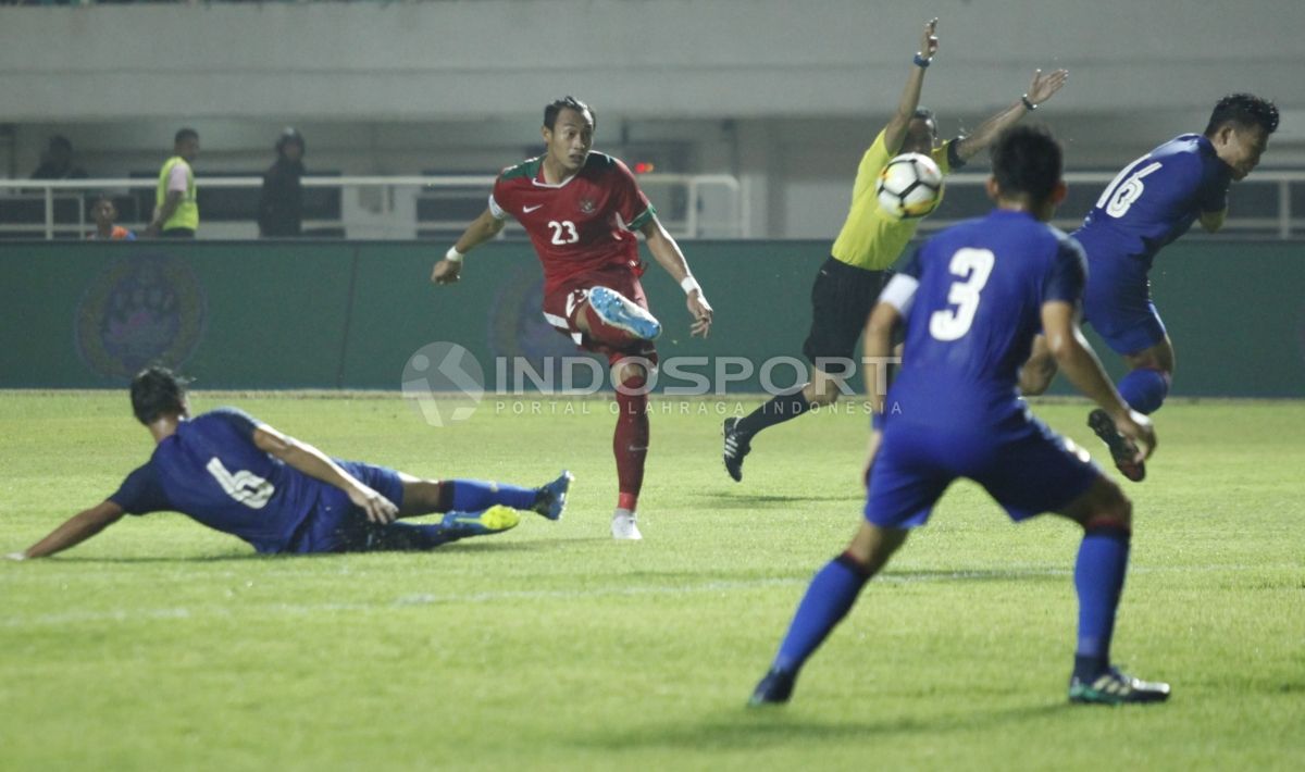 Hansamu Yama saat menendang bola Copyright: © INDOSPORT/Herry Ibrahim