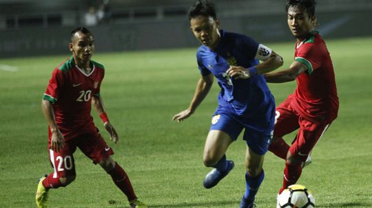 Riko Simanjuntak (kiri) mengawasi pergerakan pemain Thailand. Copyright: © INDOSPORT/Herry Ibrahim