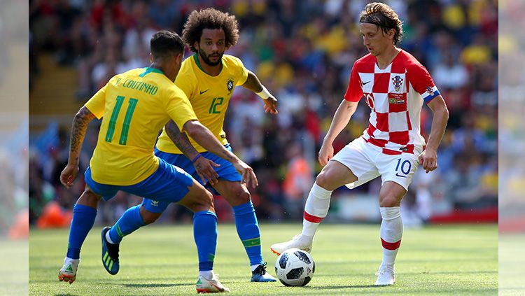 Perebutan bola di lini tengah antara Coutinho (kiri) Marcelo (tengah), Modric (kanan) Copyright: © Getty Images