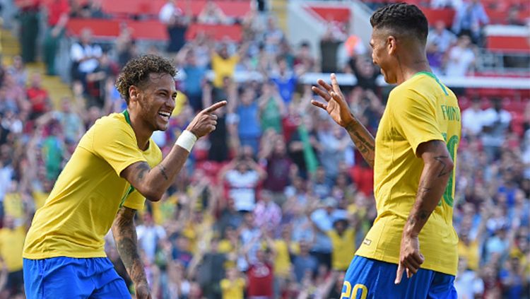 Neymar (kiri), Firminho (kanan) saat melakukan selebrasi usai mencetak gol dalam laga Timnas Brasil jelang Piala Dunia 2018. Copyright: © Getty Images