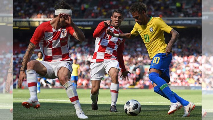 Bintang Brasil, Neymar saat membawa bola dan diadang dua pemain Kroasia. Copyright: © Getty Images