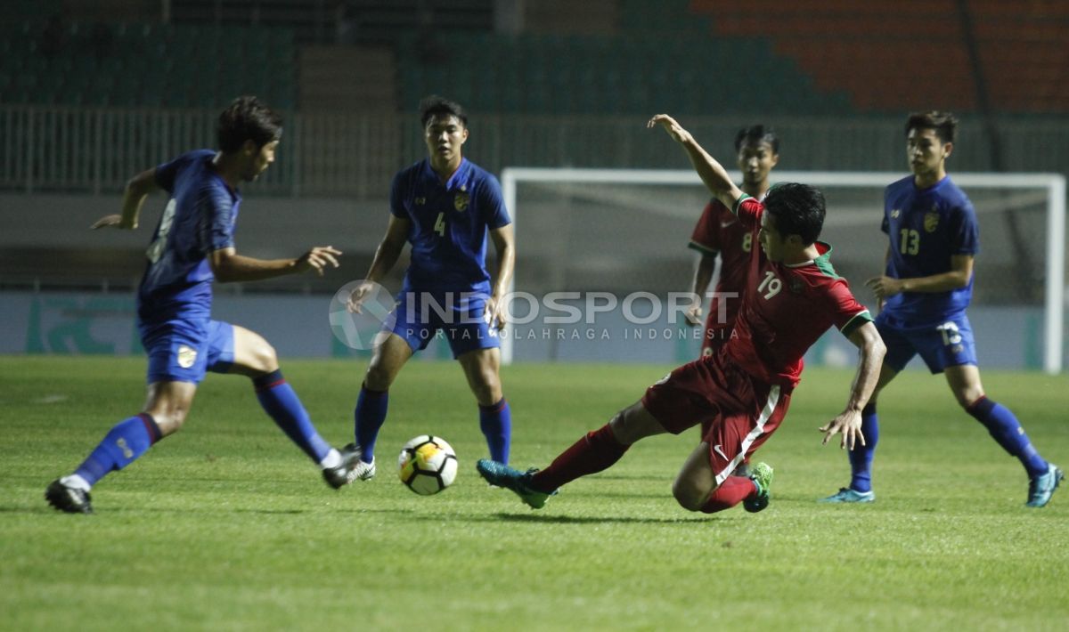 Hanif Sjabandi saat memotong bola pemain Thailand di laga uji coba. Copyright: © INDOSPORT/Herry Ibrahim