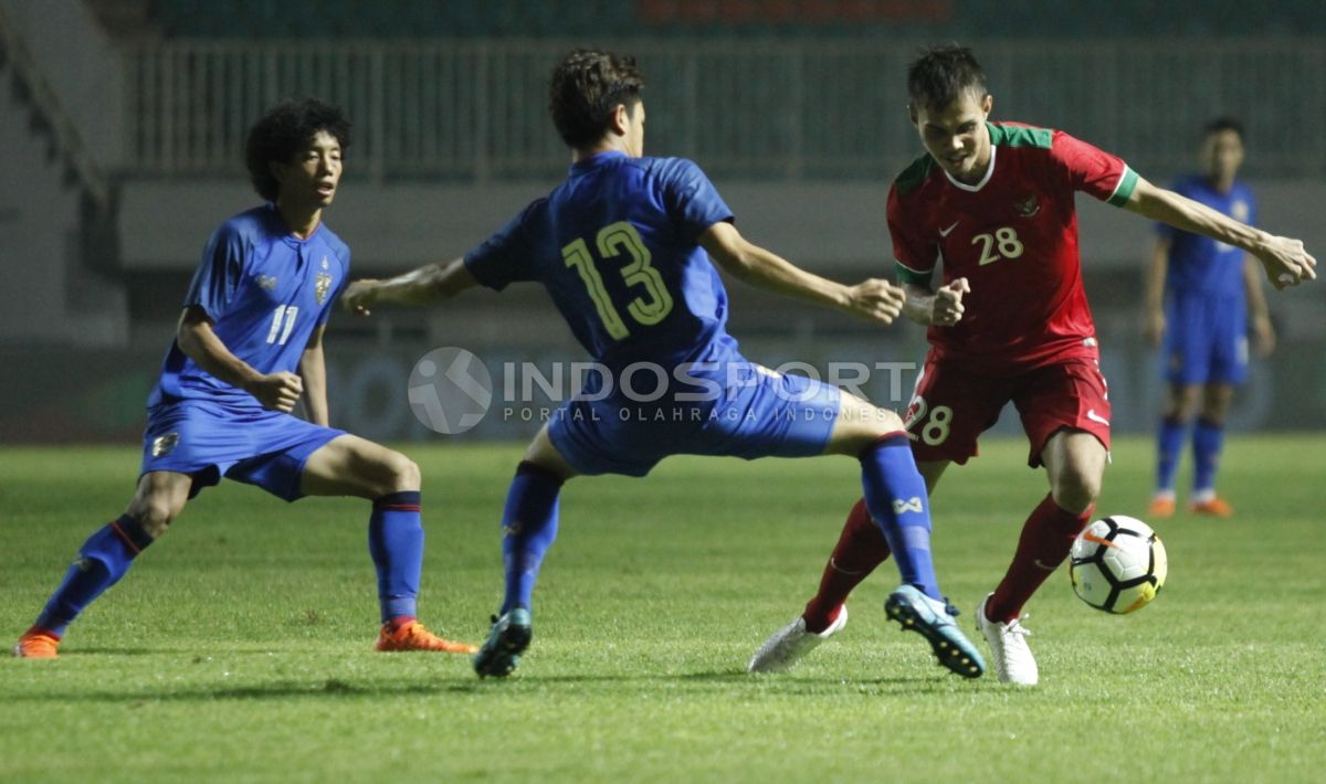 Rezaldi Hehanusa saat menggiring bola Copyright: © INDOSPORT/Herry Ibrahim