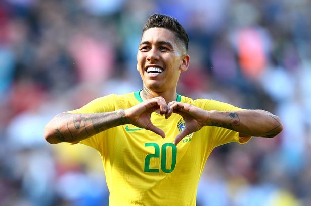 Selebrasi Firmino di depan suporter yang memadati Anfield dalam laga Brasil vs Kroasia. Copyright: © mirror,co.uk