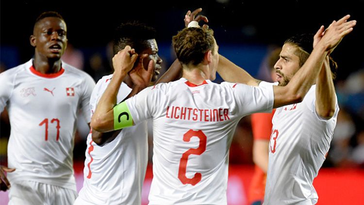 Para pemain Swiss saat merayakan gol Copyright: © Getty Images