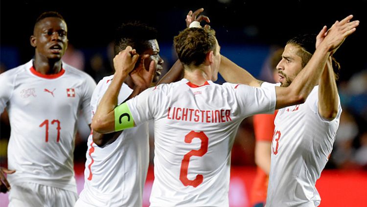 Para pemain Swiss saat merayakan gol ke gawang Spanyol.  Copyright: © Getty Images