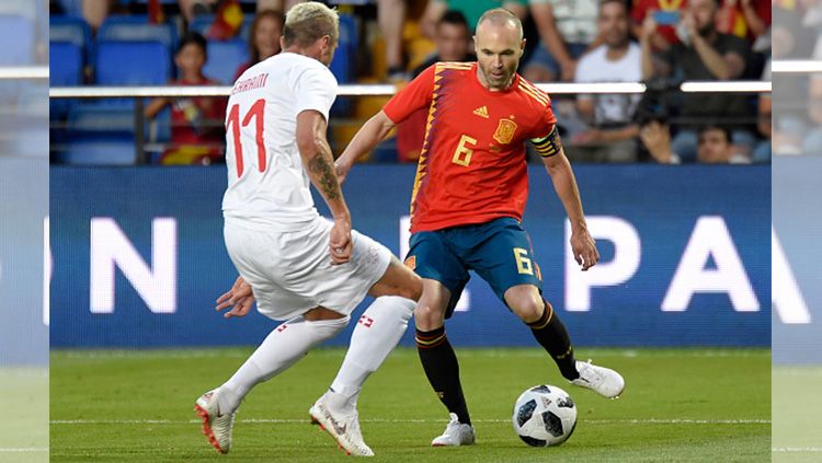 Iniesta saat menguasai bola di pertandingan kontra Swiss. Copyright: © Getty Images