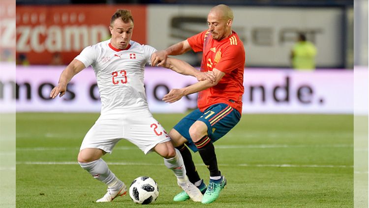 Perebutan bola antara Shaqiri (kiri) dengan Iniesta (kanan) Copyright: © Getty Images