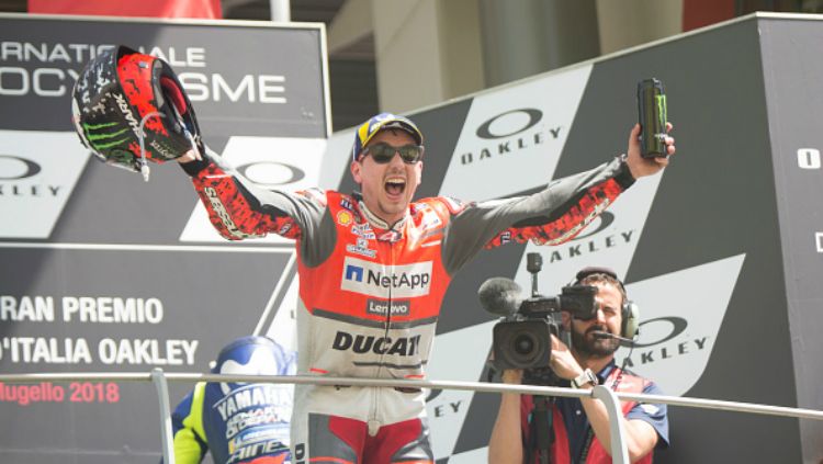 Pembalap Ducati, Jorge Lorenzo, selebrasi usai memenangi MotoGP Italia 2018. Copyright: © INDOSPORT