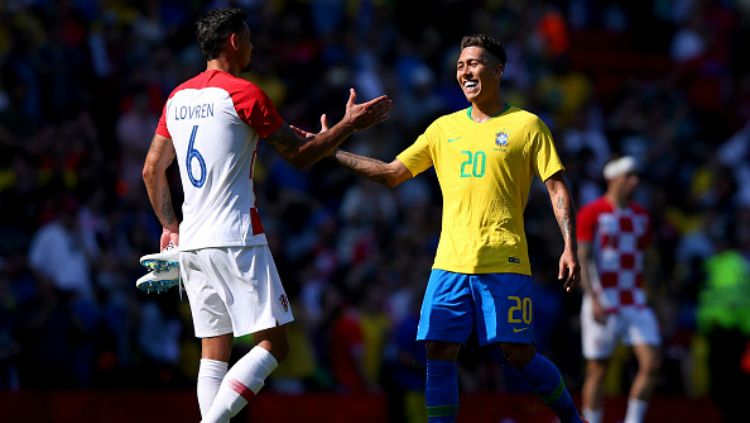 Dejan Lovren bersalaman dengan Roberto Firmino, dalam laga Brasil vs Kroasia. Copyright: © INDOSPORT